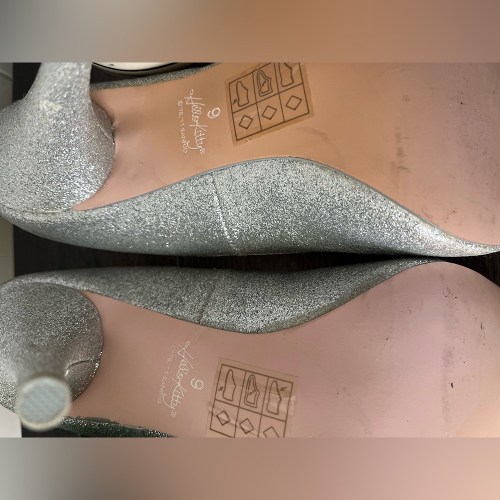 Hello Kitty Glittery Silver Bow Heels Peep Toe Charms Size 9 - Picture 12 of 13